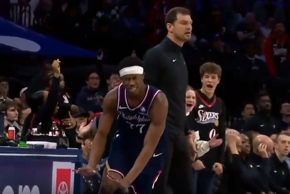 企鹅体育官网-大心脏！埃奇库姆读秒后仰中投压哨命中 几乎杀死比赛！